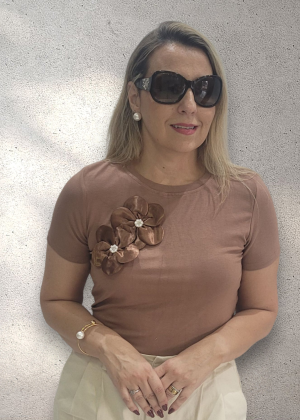 Camiseta Feminina com flor de cetim bordada - Delicadeza e Estilo