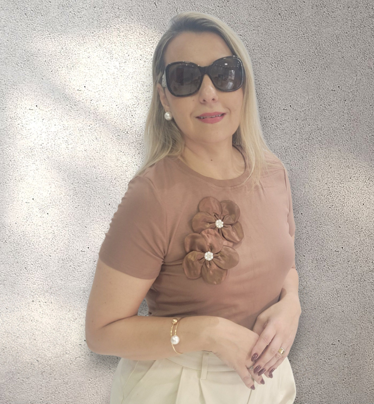 Camiseta Feminina com flor de cetim bordada - Delicadeza e Estilo