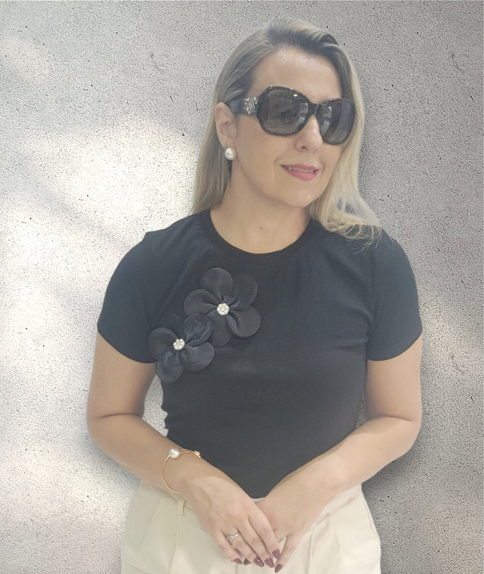 Camiseta Feminina com flor de cetim bordada - Delicadeza e Estilo - Imagem 6