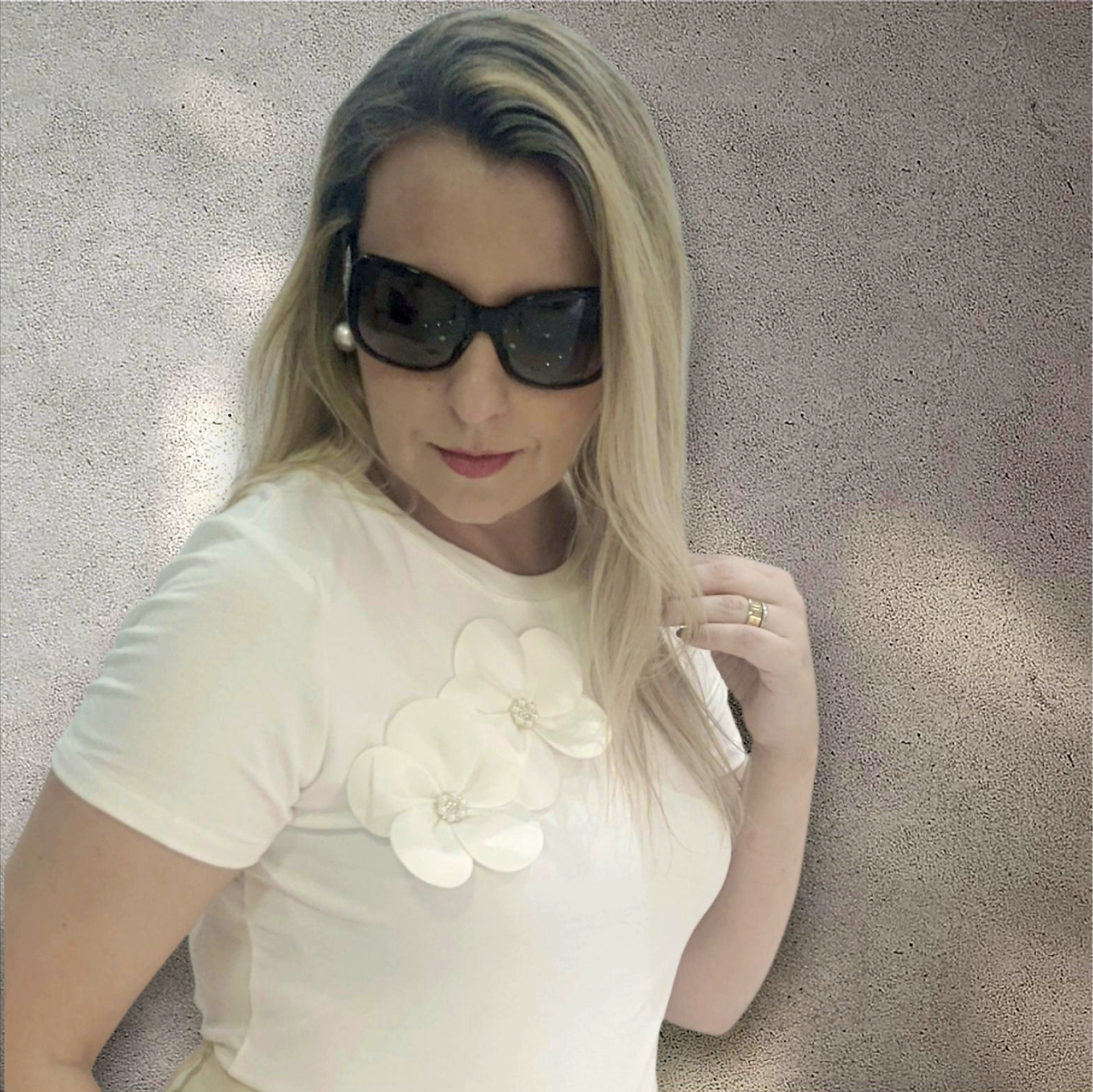 Camiseta Feminina com flor de cetim bordada - Delicadeza e Estilo - Imagem 5