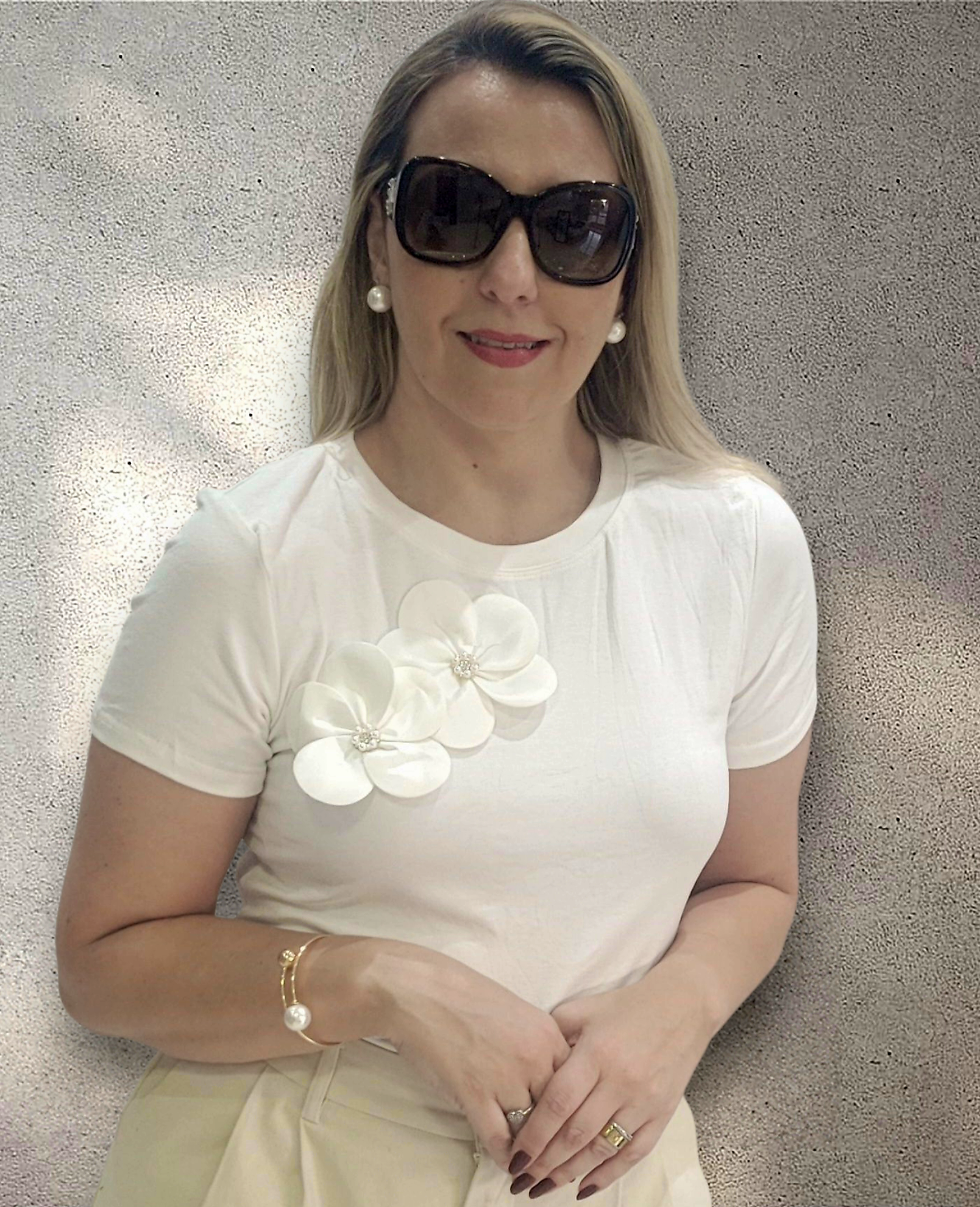 Camiseta Feminina com flor de cetim bordada - Delicadeza e Estilo - Imagem 3