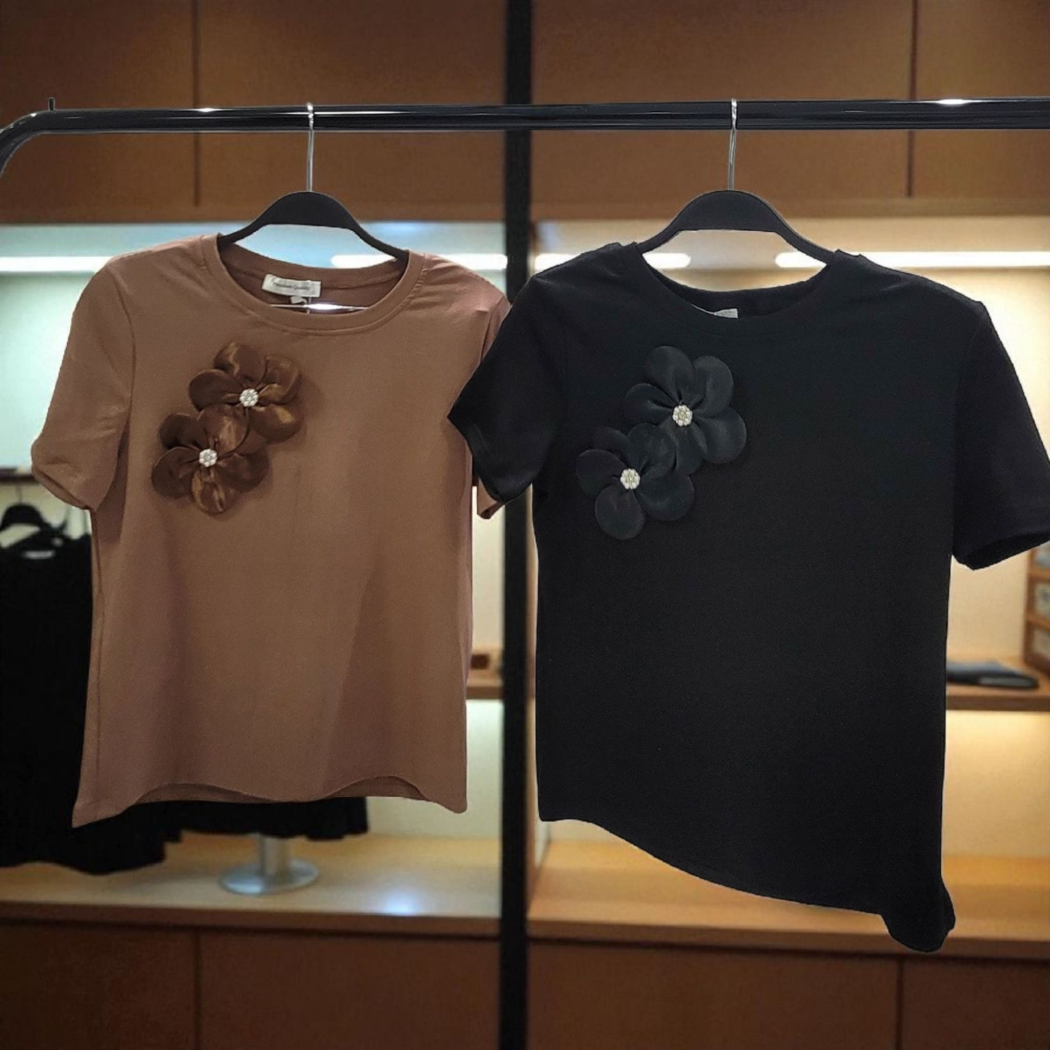 Camiseta Feminina com flor de cetim bordada - Delicadeza e Estilo - Imagem 7